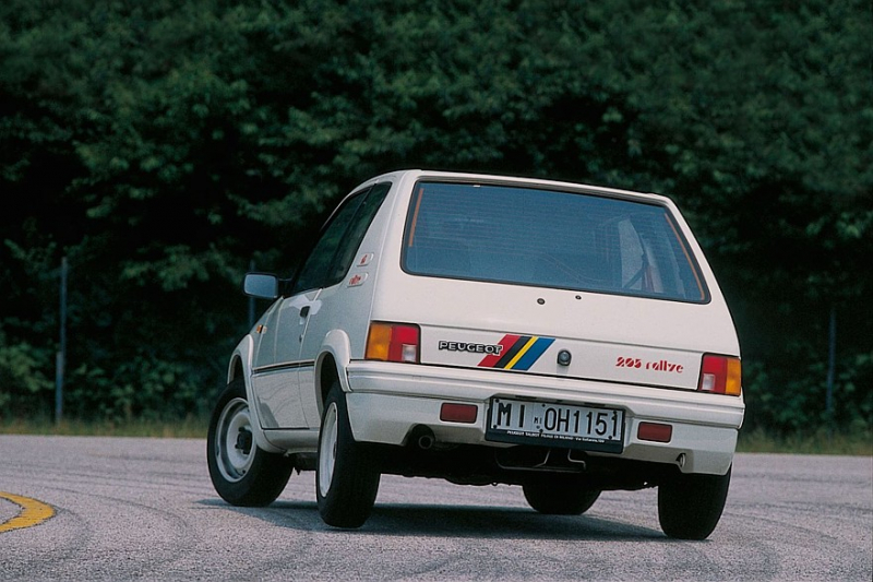 Львёнок-рекордсмен: почему Peugeot 205 был одним из лучших в своём классе