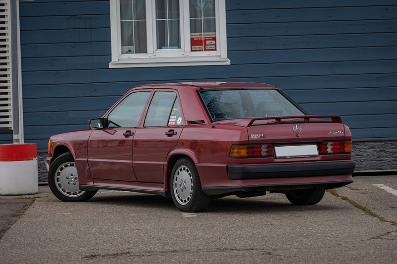 Спорт, британский мотор и активная подвеска: опыт владения Mercedes-Benz 190E 2.5-16 Cosworth